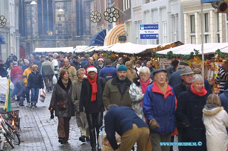 01121531.jpg - DORDTCENTRAAL :Dordrecht:15-12-2001:de kerstmarkt dordrechtDeze digitale foto blijft eigendom van FOTOPERSBURO BUSINK. Wij hanteren de voorwaarden van het N.V.F. en N.V.J. Gebruik van deze foto impliceert dat u bekend bent  en akkoord gaat met deze voorwaarden bij publicatie.EB/ETIENNE BUSINK