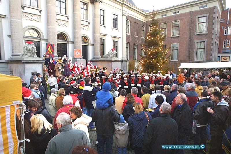 01121533.jpg - DORDTCENTRAAL :Dordrecht:16-12-2001:de kerstmarkt dordrechtDeze digitale foto blijft eigendom van FOTOPERSBURO BUSINK. Wij hanteren de voorwaarden van het N.V.F. en N.V.J. Gebruik van deze foto impliceert dat u bekend bent  en akkoord gaat met deze voorwaarden bij publicatie.EB/ETIENNE BUSINK