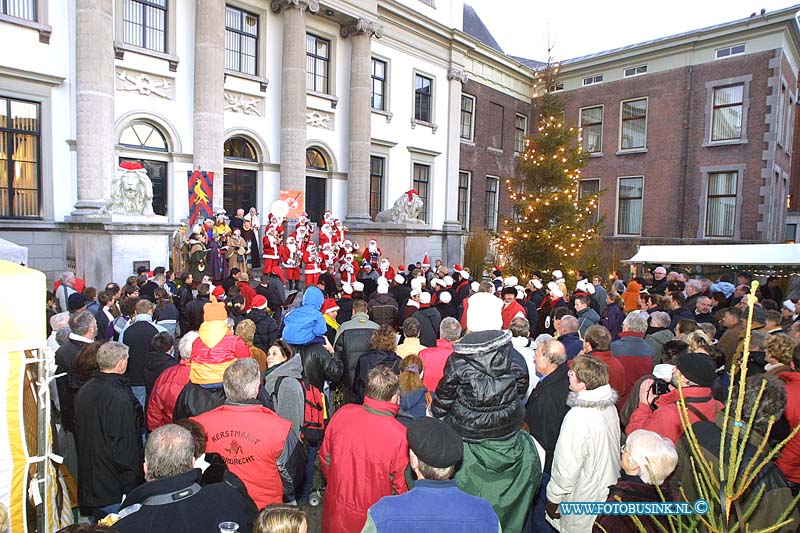01121534.jpg - DORDTCENTRAAL :Dordrecht:16-12-2001:de kerstmarkt dordrechtDeze digitale foto blijft eigendom van FOTOPERSBURO BUSINK. Wij hanteren de voorwaarden van het N.V.F. en N.V.J. Gebruik van deze foto impliceert dat u bekend bent  en akkoord gaat met deze voorwaarden bij publicatie.EB/ETIENNE BUSINK
