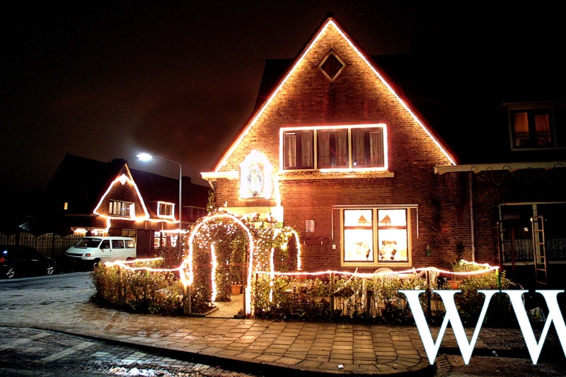 01123104.jpg - FOTOOPDRACHT:31-12-2001:Dordrecht:kerstversiering verlicht huis mesdagstraat 62 fransDeze digitale foto blijft eigendom van FOTOPERSBURO BUSINK. Wij hanteren de voorwaarden van het N.V.F. en N.V.J. Gebruik van deze foto impliceert dat u bekend bent  en akkoord gaat met deze voorwaarden bij publicatie.EB/ETIENNE BUSINK