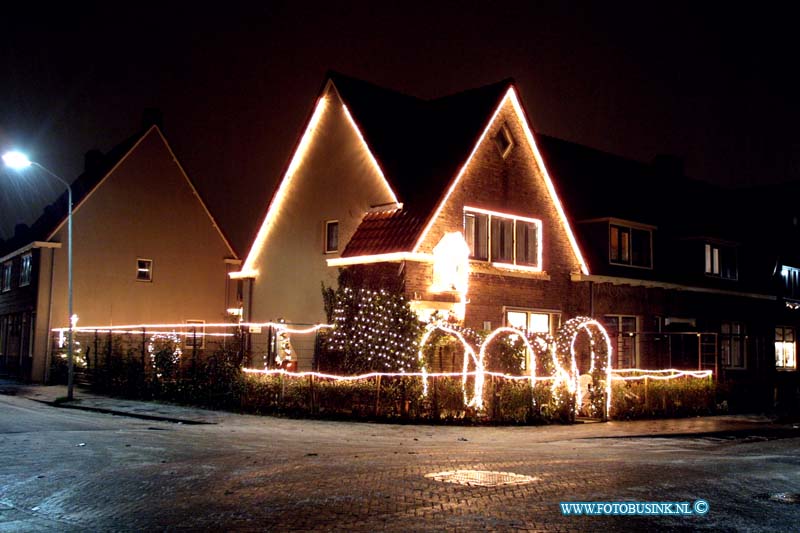 01123105.jpg - FOTOOPDRACHT:31-12-2001:Dordrecht:kerstversiering verlicht huis mesdagstraat 62 fransDeze digitale foto blijft eigendom van FOTOPERSBURO BUSINK. Wij hanteren de voorwaarden van het N.V.F. en N.V.J. Gebruik van deze foto impliceert dat u bekend bent  en akkoord gaat met deze voorwaarden bij publicatie.EB/ETIENNE BUSINK