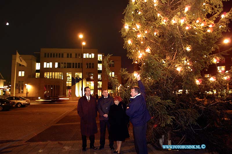 02120909.jpg - FOTOOPDRACHT:papendrecht:09-12-2002:het onsteken door de wethouder van papendrecht op het markt plein voor het gemeentehuis van papendrechtDeze digitale foto blijft eigendom van FOTOPERSBURO BUSINK. Wij hanteren de voorwaarden van het N.V.F. en N.V.J. Gebruik van deze foto impliceert dat u bekend bent  en akkoord gaat met deze voorwaarden bij publicatie.EB/ETIENNE BUSINK