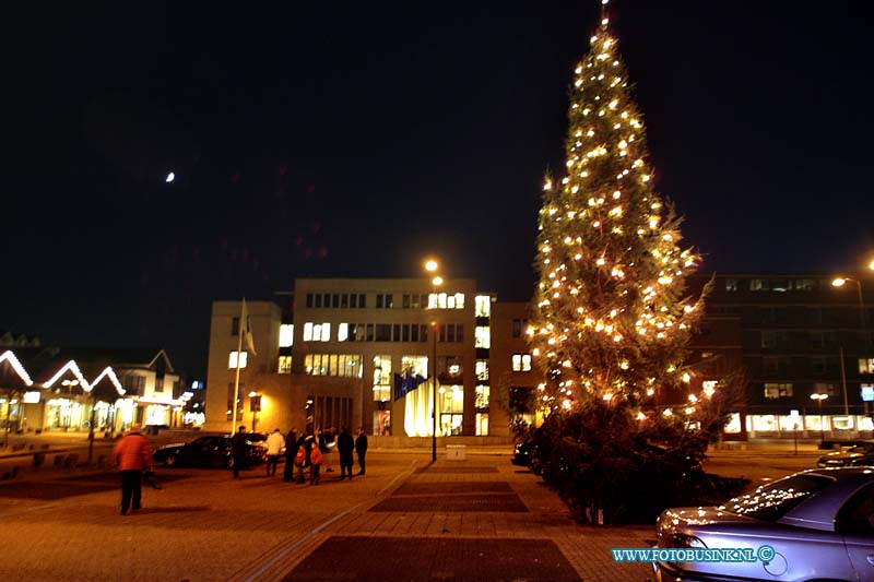 02120910.jpg - FOTOOPDRACHT:papendrecht:09-12-2002:het onsteken door de wethouder van papendrecht op het markt plein voor het gemeentehuis van papendrechtDeze digitale foto blijft eigendom van FOTOPERSBURO BUSINK. Wij hanteren de voorwaarden van het N.V.F. en N.V.J. Gebruik van deze foto impliceert dat u bekend bent  en akkoord gaat met deze voorwaarden bij publicatie.EB/ETIENNE BUSINK