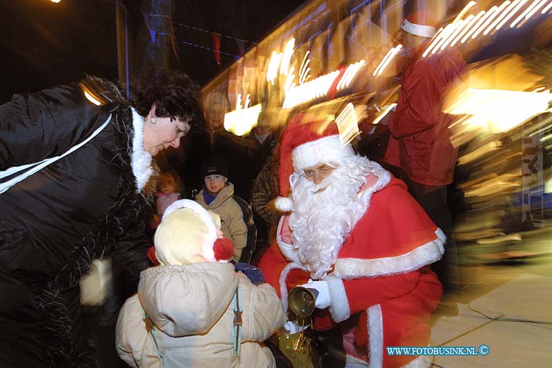 02121002.jpg - FOTOOPDRACHT:Dordrecht:10-12-2002:kesrtmarkt en ontsteking van kerstboom op de brouwersdijk oud krispijnDeze digitale foto blijft eigendom van FOTOPERSBURO BUSINK. Wij hanteren de voorwaarden van het N.V.F. en N.V.J. Gebruik van deze foto impliceert dat u bekend bent  en akkoord gaat met deze voorwaarden bij publicatie.EB/ETIENNE BUSINK