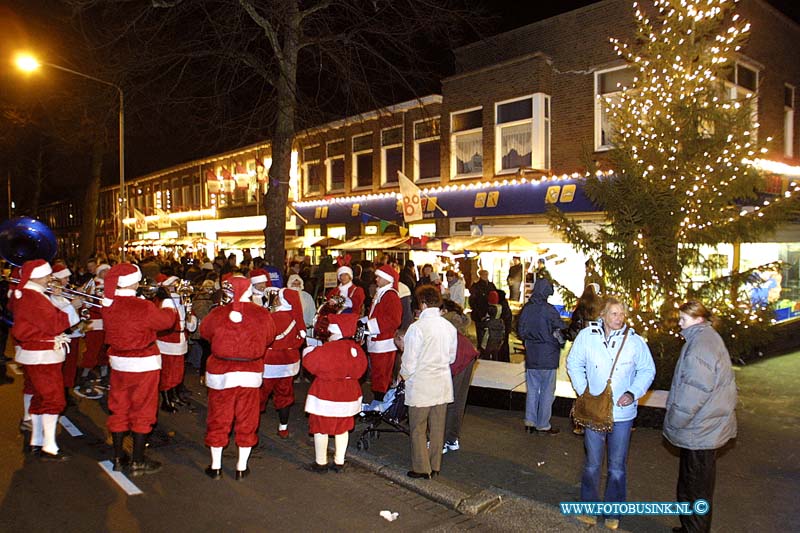 02121003.jpg - FOTOOPDRACHT:Dordrecht:10-12-2002:kesrtmarkt en ontsteking van kerstboom op de brouwersdijk oud krispijnDeze digitale foto blijft eigendom van FOTOPERSBURO BUSINK. Wij hanteren de voorwaarden van het N.V.F. en N.V.J. Gebruik van deze foto impliceert dat u bekend bent  en akkoord gaat met deze voorwaarden bij publicatie.EB/ETIENNE BUSINK