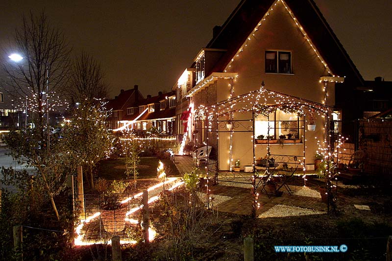 02121210.jpg - FOTOOPDRACHT:Dordrecht:12-12-2002:kertsversiering in diverse straaten : hoek josef iraelstraat/breitnerstraatDeze digitale foto blijft eigendom van FOTOPERSBURO BUSINK. Wij hanteren de voorwaarden van het N.V.F. en N.V.J. Gebruik van deze foto impliceert dat u bekend bent  en akkoord gaat met deze voorwaarden bij publicatie.EB/ETIENNE BUSINK