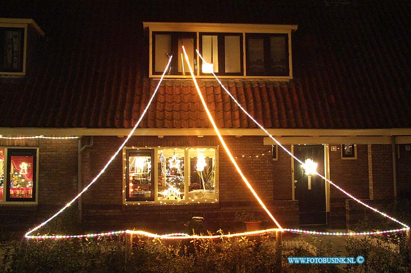 02121211.jpg - FOTOOPDRACHT:Dordrecht:12-12-2002:kertsversiering in diverse straaten : josef irealstraatDeze digitale foto blijft eigendom van FOTOPERSBURO BUSINK. Wij hanteren de voorwaarden van het N.V.F. en N.V.J. Gebruik van deze foto impliceert dat u bekend bent  en akkoord gaat met deze voorwaarden bij publicatie.EB/ETIENNE BUSINK