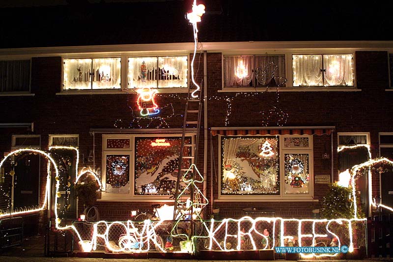 02121213.jpg - FOTOOPDRACHT:Dordrecht:12-12-2002:kertsversiering in diverse straaten : loggerstraat zeehavenlaanDeze digitale foto blijft eigendom van FOTOPERSBURO BUSINK. Wij hanteren de voorwaarden van het N.V.F. en N.V.J. Gebruik van deze foto impliceert dat u bekend bent  en akkoord gaat met deze voorwaarden bij publicatie.EB/ETIENNE BUSINK