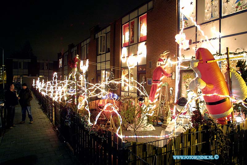02121216.jpg - FOTOOPDRACHT:Dordrecht:12-12-2002:kertsversiering in diverse straaten : schoenerstraatDeze digitale foto blijft eigendom van FOTOPERSBURO BUSINK. Wij hanteren de voorwaarden van het N.V.F. en N.V.J. Gebruik van deze foto impliceert dat u bekend bent  en akkoord gaat met deze voorwaarden bij publicatie.EB/ETIENNE BUSINK
