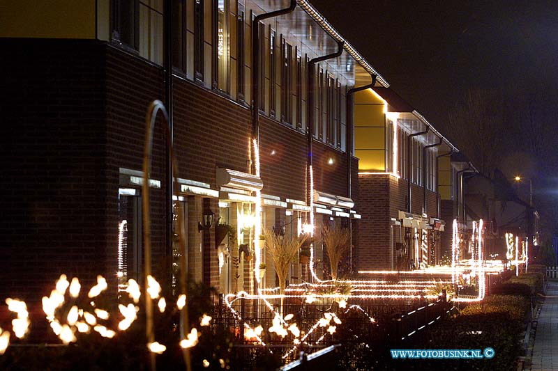 02121218.jpg - FOTOOPDRACHT:Dordrecht:12-12-2002:kertsversiering in diverse straaten : koterstraat weilwijkDeze digitale foto blijft eigendom van FOTOPERSBURO BUSINK. Wij hanteren de voorwaarden van het N.V.F. en N.V.J. Gebruik van deze foto impliceert dat u bekend bent  en akkoord gaat met deze voorwaarden bij publicatie.EB/ETIENNE BUSINK