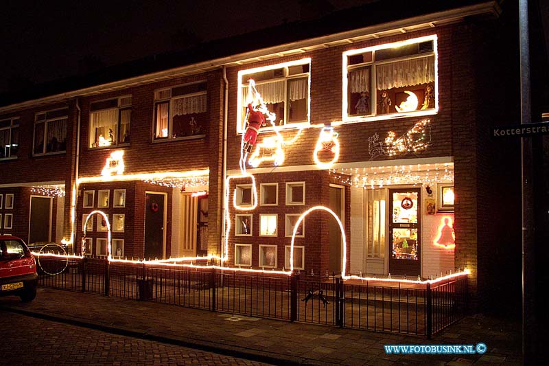 02121219.jpg - FOTOOPDRACHT:Dordrecht:12-12-2002:kertsversiering in diverse straaten : koterstraat weilwijkDeze digitale foto blijft eigendom van FOTOPERSBURO BUSINK. Wij hanteren de voorwaarden van het N.V.F. en N.V.J. Gebruik van deze foto impliceert dat u bekend bent  en akkoord gaat met deze voorwaarden bij publicatie.EB/ETIENNE BUSINK