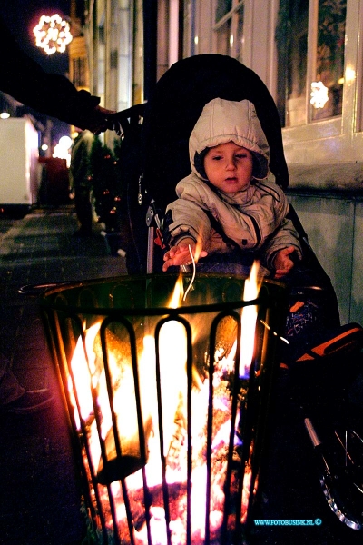 02121404.jpg - FOTOOPDRACHT:Dordrecht:14-12-2002:De grootste kerstmarkt van Nederland DordrechtDeze digitale foto blijft eigendom van FOTOPERSBURO BUSINK. Wij hanteren de voorwaarden van het N.V.F. en N.V.J. Gebruik van deze foto impliceert dat u bekend bent  en akkoord gaat met deze voorwaarden bij publicatie.EB/ETIENNE BUSINK