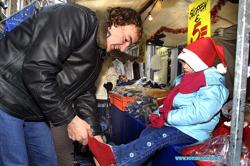 02121410.jpg - FOTOOPDRACHT:Dordrecht:14-12-2002:De grootste kerstmarkt van Nederland DordrechtDeze digitale foto blijft eigendom van FOTOPERSBURO BUSINK. Wij hanteren de voorwaarden van het N.V.F. en N.V.J. Gebruik van deze foto impliceert dat u bekend bent  en akkoord gaat met deze voorwaarden bij publicatie.EB/ETIENNE BUSINK