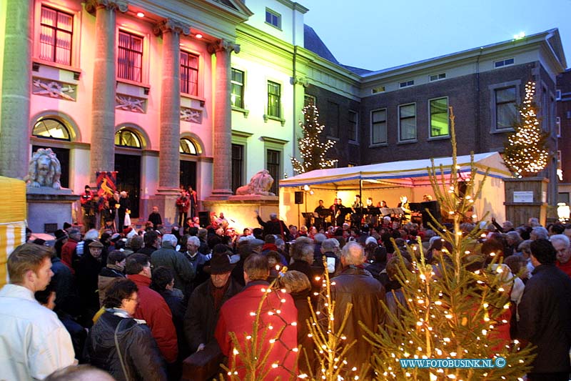 02121415.jpg - FOTOOPDRACHT:Dordrecht:14-12-2002:De grootste kerstmarkt van Nederland DordrechtDeze digitale foto blijft eigendom van FOTOPERSBURO BUSINK. Wij hanteren de voorwaarden van het N.V.F. en N.V.J. Gebruik van deze foto impliceert dat u bekend bent  en akkoord gaat met deze voorwaarden bij publicatie.EB/ETIENNE BUSINK