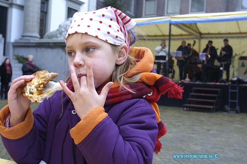 02121417.jpg - FOTOOPDRACHT:Dordrecht:14-12-2002:De grootste kerstmarkt van Nederland DordrechtDeze digitale foto blijft eigendom van FOTOPERSBURO BUSINK. Wij hanteren de voorwaarden van het N.V.F. en N.V.J. Gebruik van deze foto impliceert dat u bekend bent  en akkoord gaat met deze voorwaarden bij publicatie.EB/ETIENNE BUSINK