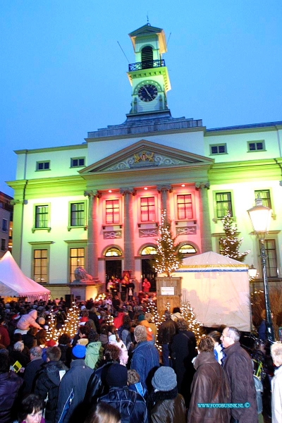 02121421.jpg - FOTOOPDRACHT:Dordrecht:14-12-2002:De grootste kerstmarkt van Nederland DordrechtDeze digitale foto blijft eigendom van FOTOPERSBURO BUSINK. Wij hanteren de voorwaarden van het N.V.F. en N.V.J. Gebruik van deze foto impliceert dat u bekend bent  en akkoord gaat met deze voorwaarden bij publicatie.EB/ETIENNE BUSINK