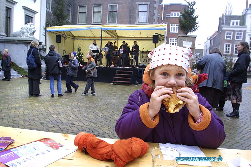 02121422.jpg - FOTOOPDRACHT:Dordrecht:14-12-2002:De grootste kerstmarkt van Nederland DordrechtDeze digitale foto blijft eigendom van FOTOPERSBURO BUSINK. Wij hanteren de voorwaarden van het N.V.F. en N.V.J. Gebruik van deze foto impliceert dat u bekend bent  en akkoord gaat met deze voorwaarden bij publicatie.EB/ETIENNE BUSINK