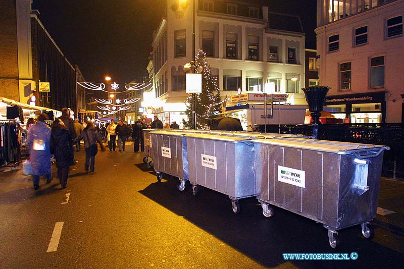 02121446.jpg - FOTOOPDRACHT:Dordrecht:14-12-2002:netwerk heeft handen vol aan kerstmark tin DordrechtDe grootste kerstmarkt van Nederland DordrechtDeze digitale foto blijft eigendom van FOTOPERSBURO BUSINK. Wij hanteren de voorwaarden van het N.V.F. en N.V.J. Gebruik van deze foto impliceert dat u bekend bent  en akkoord gaat met deze voorwaarden bij publicatie.EB/ETIENNE BUSINK