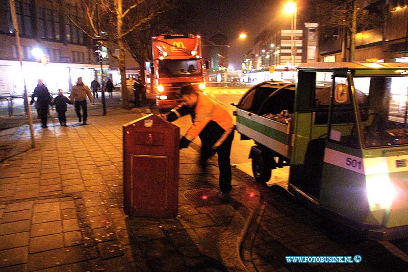 02121447.jpg - FOTOOPDRACHT:Dordrecht:14-12-2002:netwerk heeft handen vol aan kerstmark tin DordrechtDe grootste kerstmarkt van Nederland DordrechtDeze digitale foto blijft eigendom van FOTOPERSBURO BUSINK. Wij hanteren de voorwaarden van het N.V.F. en N.V.J. Gebruik van deze foto impliceert dat u bekend bent  en akkoord gaat met deze voorwaarden bij publicatie.EB/ETIENNE BUSINK