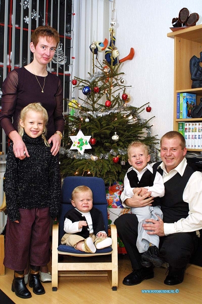 02122602.jpg - FOTOOPDRACHT:Dordrecht:26-12-2002:de familie van wijk in netkleding in de rozenstraat 11 voor de kerstboomDeze digitale foto blijft eigendom van FOTOPERSBURO BUSINK. Wij hanteren de voorwaarden van het N.V.F. en N.V.J. Gebruik van deze foto impliceert dat u bekend bent  en akkoord gaat met deze voorwaarden bij publicatie.EB/ETIENNE BUSINK