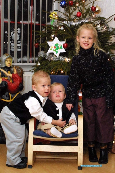02122603.jpg - FOTOOPDRACHT:Dordrecht:26-12-2002:de familie van wijk in netkleding in de rozenstraat 11 voor de kerstboomDeze digitale foto blijft eigendom van FOTOPERSBURO BUSINK. Wij hanteren de voorwaarden van het N.V.F. en N.V.J. Gebruik van deze foto impliceert dat u bekend bent  en akkoord gaat met deze voorwaarden bij publicatie.EB/ETIENNE BUSINK