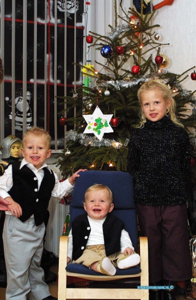 02122604.jpg - FOTOOPDRACHT:Dordrecht:26-12-2002:de familie van wijk in netkleding in de rozenstraat 11 voor de kerstboomDeze digitale foto blijft eigendom van FOTOPERSBURO BUSINK. Wij hanteren de voorwaarden van het N.V.F. en N.V.J. Gebruik van deze foto impliceert dat u bekend bent  en akkoord gaat met deze voorwaarden bij publicatie.EB/ETIENNE BUSINK