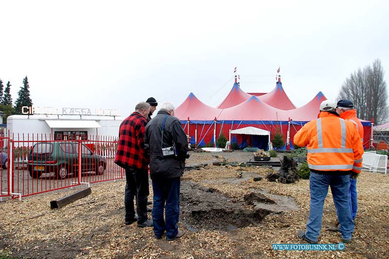 03121104.jpg - FOTOOPDRACHT:Dordrecht±11-12-2003±Bij het slaan van een pijp voor de kestbomen voor het circus royal aan de merwedestraat werdt een waterleiding geraakt waar door het terrein onder water liepDeze digitale foto blijft eigendom van FOTOPERSBURO BUSINK. Wij hanteren de voorwaarden van het N.V.F. en N.V.J. Gebruik van deze foto impliceert dat u bekend bent  en akkoord gaat met deze voorwaarden bij publicatie.EB/ETIENNE BUSINK