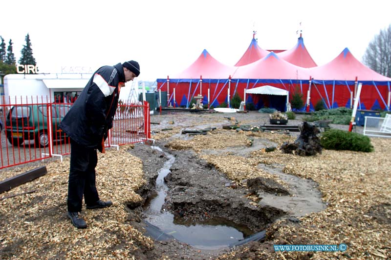 03121105.jpg - FOTOOPDRACHT:Dordrecht±11-12-2003±Bij het slaan van een pijp voor de kestbomen voor het circus royal aan de merwedestraat werdt een waterleiding geraakt waar door het terrein onder water liepDeze digitale foto blijft eigendom van FOTOPERSBURO BUSINK. Wij hanteren de voorwaarden van het N.V.F. en N.V.J. Gebruik van deze foto impliceert dat u bekend bent  en akkoord gaat met deze voorwaarden bij publicatie.EB/ETIENNE BUSINK