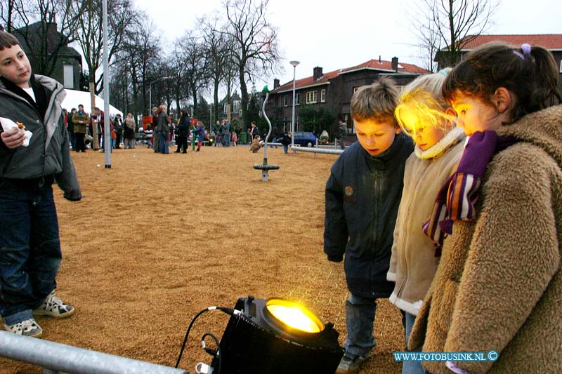 03121201.jpg - FOTOOPDRACHT:Dordrecht:12-12-2003:eemt wethouder Van der Zwaan het herbestrate Emmaplein in gebruik. D'r staan allemaal nieuwe bomen en het schijnt een beetje te zijn ingericht in een sfeer die aan parijs doet denkenDeze digitale foto blijft eigendom van FOTOPERSBURO BUSINK. Wij hanteren de voorwaarden van het N.V.F. en N.V.J. Gebruik van deze foto impliceert dat u bekend bent  en akkoord gaat met deze voorwaarden bij publicatie.EB/ETIENNE BUSINK