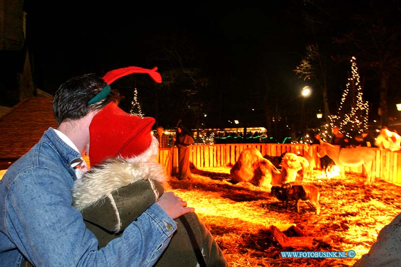 03121202.jpg - FOTOOPDRACHT:Dordrecht:12-12-2003:eerste avond van de dordtse kerstmarkt 2004Deze digitale foto blijft eigendom van FOTOPERSBURO BUSINK. Wij hanteren de voorwaarden van het N.V.F. en N.V.J. Gebruik van deze foto impliceert dat u bekend bent  en akkoord gaat met deze voorwaarden bij publicatie.EB/ETIENNE BUSINK