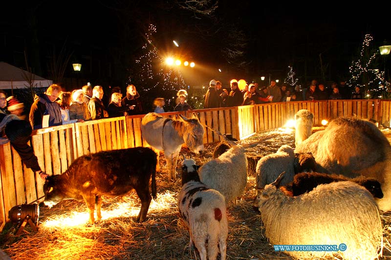 03121212.jpg - FOTOOPDRACHT:Dordrecht:12-12-2003:eerste avond van de dordtse kerstmarkt 2004Deze digitale foto blijft eigendom van FOTOPERSBURO BUSINK. Wij hanteren de voorwaarden van het N.V.F. en N.V.J. Gebruik van deze foto impliceert dat u bekend bent  en akkoord gaat met deze voorwaarden bij publicatie.EB/ETIENNE BUSINK