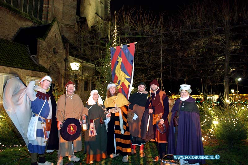 03121213.jpg - FOTOOPDRACHT:Dordrecht:12-12-2003:eerste avond van de dordtse kerstmarkt 2004Deze digitale foto blijft eigendom van FOTOPERSBURO BUSINK. Wij hanteren de voorwaarden van het N.V.F. en N.V.J. Gebruik van deze foto impliceert dat u bekend bent  en akkoord gaat met deze voorwaarden bij publicatie.EB/ETIENNE BUSINK