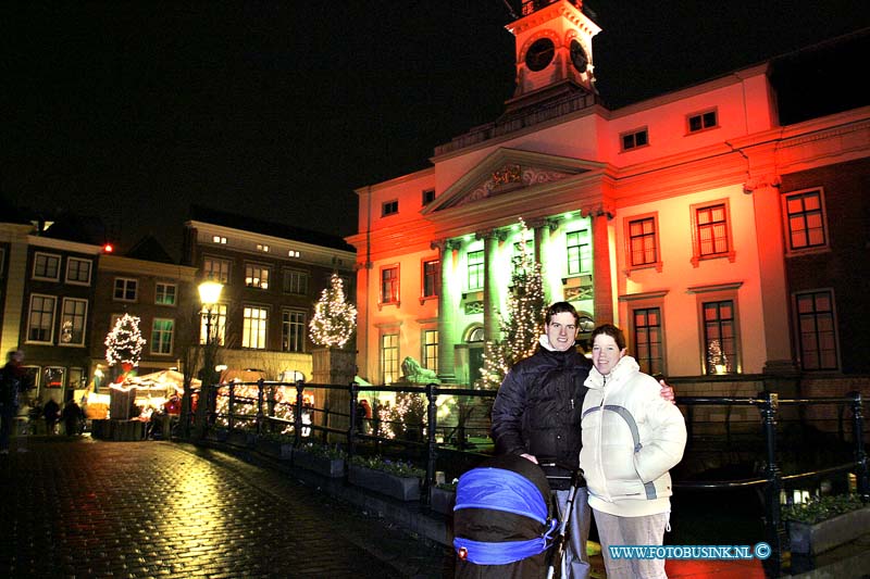 03121223.jpg - FOTOOPDRACHT:Dordrecht:12-12-2003:foto jereon en natascha en babyeerste avond van de dordtse kerstmarkt 2004Deze digitale foto blijft eigendom van FOTOPERSBURO BUSINK. Wij hanteren de voorwaarden van het N.V.F. en N.V.J. Gebruik van deze foto impliceert dat u bekend bent  en akkoord gaat met deze voorwaarden bij publicatie.EB/ETIENNE BUSINK
