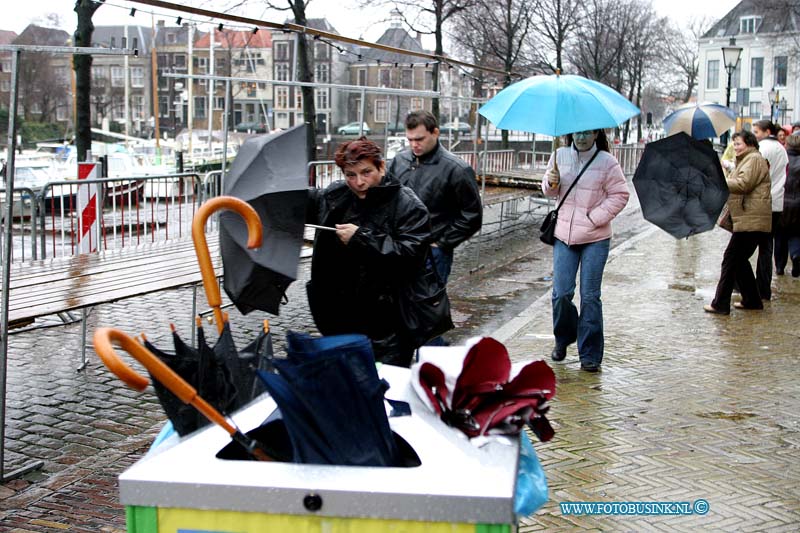 03121315.jpg - FOTOOPDRACHT:Dordrecht:13-12-2003:de groots opgezette kerst markt van dordrecht werdt dit weekend in verband met het weer aanzienlijk ingekort en door de windt en vele regen kwamen maar weinig bezoekrs naar de kerstmarkt.Deze digitale foto blijft eigendom van FOTOPERSBURO BUSINK. Wij hanteren de voorwaarden van het N.V.F. en N.V.J. Gebruik van deze foto impliceert dat u bekend bent  en akkoord gaat met deze voorwaarden bij publicatie.EB/ETIENNE BUSINK