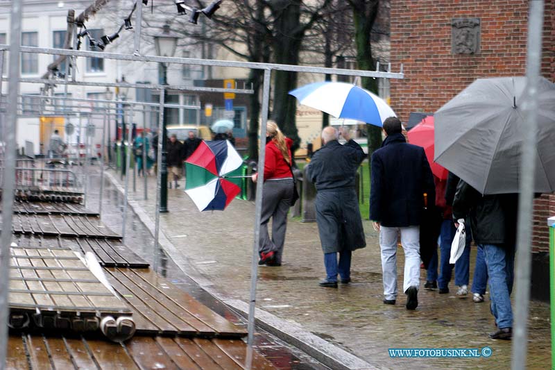 03121316.jpg - FOTOOPDRACHT:Dordrecht:13-12-2003:de groots opgezette kerst markt van dordrecht werdt dit weekend in verband met het weer aanzienlijk ingekort en door de windt en vele regen kwamen maar weinig bezoekrs naar de kerstmarkt.Deze digitale foto blijft eigendom van FOTOPERSBURO BUSINK. Wij hanteren de voorwaarden van het N.V.F. en N.V.J. Gebruik van deze foto impliceert dat u bekend bent  en akkoord gaat met deze voorwaarden bij publicatie.EB/ETIENNE BUSINK