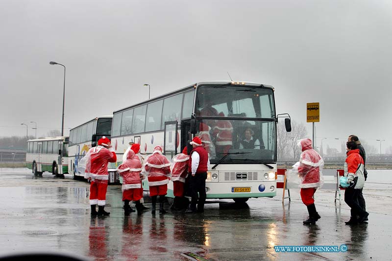 03121319.jpg - FOTOOPDRACHT:Dordrecht:13-12-2003:de groots opgezette kerst markt van dordrecht werdt dit weekend in verband met het weer aanzienlijk ingekort en door de windt en vele regen kwamen maar weinig bezoekrs naar de kerstmarkt.Deze digitale foto blijft eigendom van FOTOPERSBURO BUSINK. Wij hanteren de voorwaarden van het N.V.F. en N.V.J. Gebruik van deze foto impliceert dat u bekend bent  en akkoord gaat met deze voorwaarden bij publicatie.EB/ETIENNE BUSINK