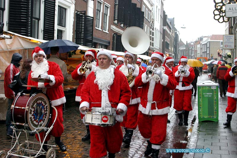 03121320.jpg - FOTOOPDRACHT:Dordrecht:13-12-2003:de groots opgezette kerst markt van dordrecht werdt dit weekend in verband met het weer aanzienlijk ingekort en door de windt en vele regen kwamen maar weinig bezoekrs naar de kerstmarkt.Deze digitale foto blijft eigendom van FOTOPERSBURO BUSINK. Wij hanteren de voorwaarden van het N.V.F. en N.V.J. Gebruik van deze foto impliceert dat u bekend bent  en akkoord gaat met deze voorwaarden bij publicatie.EB/ETIENNE BUSINK