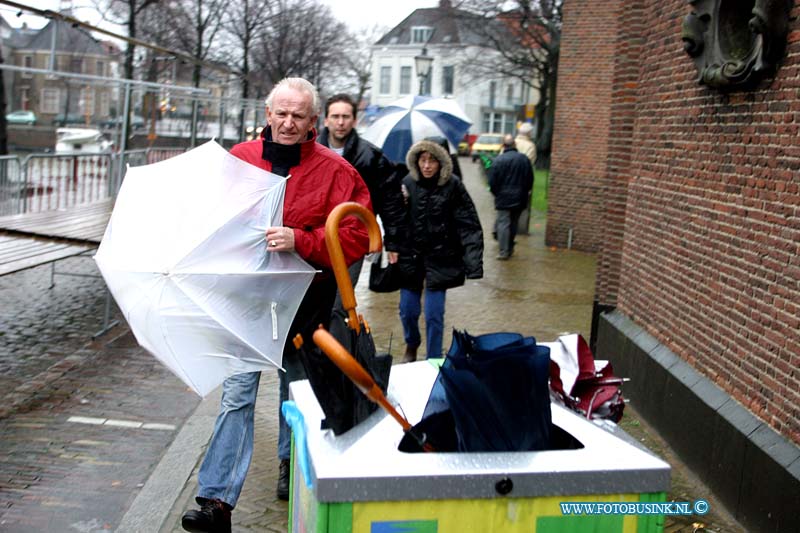 03121321.jpg - FOTOOPDRACHT:Dordrecht:13-12-2003:de groots opgezette kerst markt van dordrecht werdt dit weekend in verband met het weer aanzienlijk ingekort en door de windt en vele regen kwamen maar weinig bezoekrs naar de kerstmarkt.Deze digitale foto blijft eigendom van FOTOPERSBURO BUSINK. Wij hanteren de voorwaarden van het N.V.F. en N.V.J. Gebruik van deze foto impliceert dat u bekend bent  en akkoord gaat met deze voorwaarden bij publicatie.EB/ETIENNE BUSINK