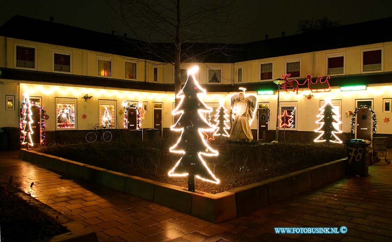 03122201.jpg - FOTOOPDRACHT:Dordrecht:22-12-2003:huizen in kerstverlichting Gouveneurstraat hof oud krispijnDeze digitale foto blijft eigendom van FOTOPERSBURO BUSINK. Wij hanteren de voorwaarden van het N.V.F. en N.V.J. Gebruik van deze foto impliceert dat u bekend bent  en akkoord gaat met deze voorwaarden bij publicatie.EB/ETIENNE BUSINK