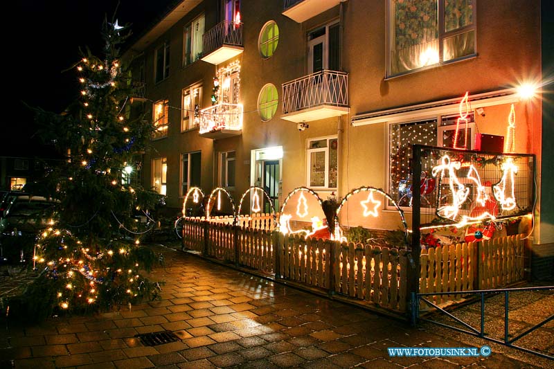 03122202.jpg - FOTOOPDRACHT:Dordrecht:22-12-2003:huizen in kerstverlichting pluvierstraat dordtDeze digitale foto blijft eigendom van FOTOPERSBURO BUSINK. Wij hanteren de voorwaarden van het N.V.F. en N.V.J. Gebruik van deze foto impliceert dat u bekend bent  en akkoord gaat met deze voorwaarden bij publicatie.EB/ETIENNE BUSINK