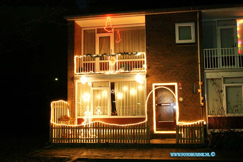 03122203.jpg - FOTOOPDRACHT:Dordrecht:22-12-2003:huizen in kerstverlichting mees toxopeustraat dordtDeze digitale foto blijft eigendom van FOTOPERSBURO BUSINK. Wij hanteren de voorwaarden van het N.V.F. en N.V.J. Gebruik van deze foto impliceert dat u bekend bent  en akkoord gaat met deze voorwaarden bij publicatie.EB/ETIENNE BUSINK