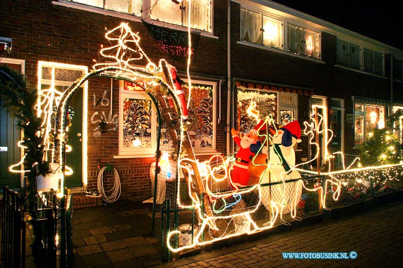 03122204.jpg - FOTOOPDRACHT:Dordrecht:22-12-2003:huizen in kerstverlichting loggerstraat 16 en 18 dordtDeze digitale foto blijft eigendom van FOTOPERSBURO BUSINK. Wij hanteren de voorwaarden van het N.V.F. en N.V.J. Gebruik van deze foto impliceert dat u bekend bent  en akkoord gaat met deze voorwaarden bij publicatie.EB/ETIENNE BUSINK