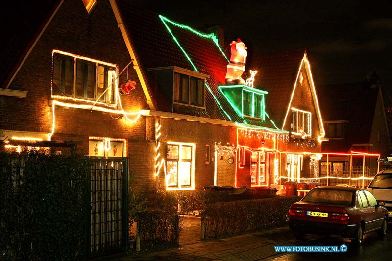 03122205.jpg - FOTOOPDRACHT:Dordrecht:22-12-2003:huizen in kerstverlichting theophile de bockstraat dordtDeze digitale foto blijft eigendom van FOTOPERSBURO BUSINK. Wij hanteren de voorwaarden van het N.V.F. en N.V.J. Gebruik van deze foto impliceert dat u bekend bent  en akkoord gaat met deze voorwaarden bij publicatie.EB/ETIENNE BUSINK