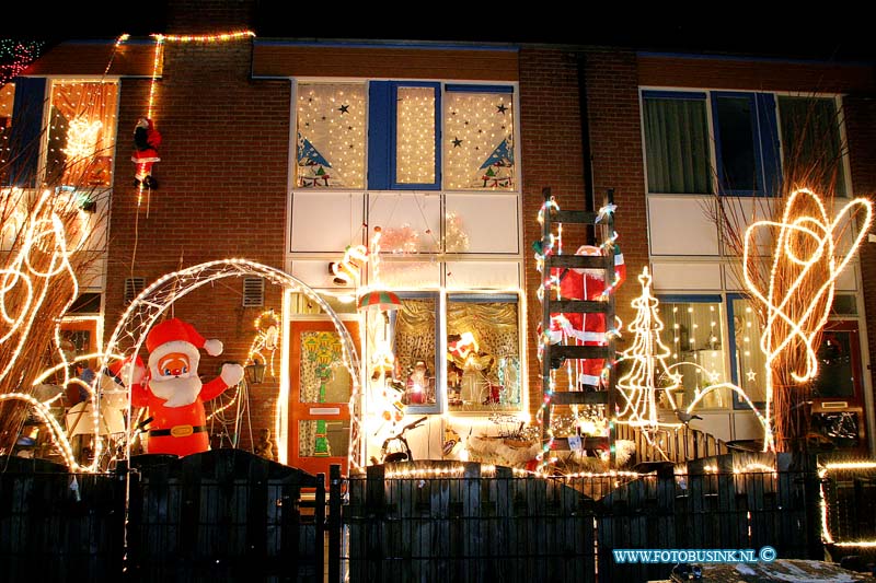 03122206.jpg - FOTOOPDRACHT:Dordrecht:22-12-2003:huizen in kerstverlichting schoenerstraat dordtDeze digitale foto blijft eigendom van FOTOPERSBURO BUSINK. Wij hanteren de voorwaarden van het N.V.F. en N.V.J. Gebruik van deze foto impliceert dat u bekend bent  en akkoord gaat met deze voorwaarden bij publicatie.EB/ETIENNE BUSINK
