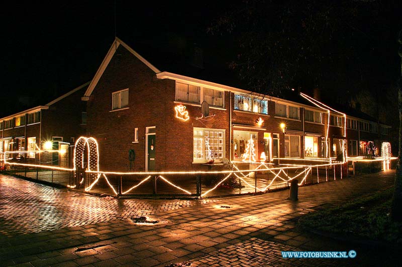 03122207.jpg - FOTOOPDRACHT:Dordrecht:22-12-2003:huizen in kerstverlichting kotterstraat 9t/m 17  dordtDeze digitale foto blijft eigendom van FOTOPERSBURO BUSINK. Wij hanteren de voorwaarden van het N.V.F. en N.V.J. Gebruik van deze foto impliceert dat u bekend bent  en akkoord gaat met deze voorwaarden bij publicatie.EB/ETIENNE BUSINK
