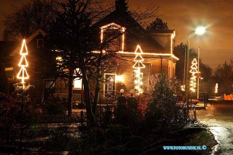 03122208.jpg - FOTOOPDRACHT:oud alblas:22-12-2003:huizen in kerstverlichting westeind 40 oud alblasDeze digitale foto blijft eigendom van FOTOPERSBURO BUSINK. Wij hanteren de voorwaarden van het N.V.F. en N.V.J. Gebruik van deze foto impliceert dat u bekend bent  en akkoord gaat met deze voorwaarden bij publicatie.EB/ETIENNE BUSINK