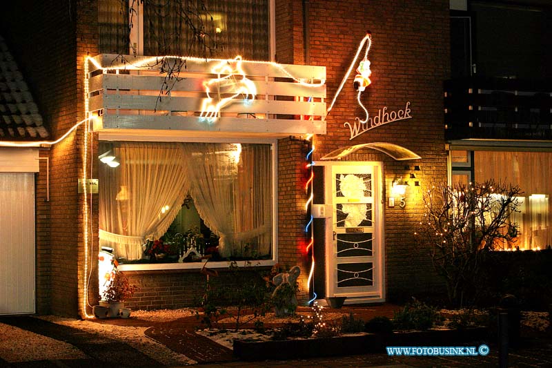 03122209.jpg - FOTOOPDRACHT:Papendrecht:22-12-2003:huizen in kerstverlichting gebrandystraat papendrechtDeze digitale foto blijft eigendom van FOTOPERSBURO BUSINK. Wij hanteren de voorwaarden van het N.V.F. en N.V.J. Gebruik van deze foto impliceert dat u bekend bent  en akkoord gaat met deze voorwaarden bij publicatie.EB/ETIENNE BUSINK
