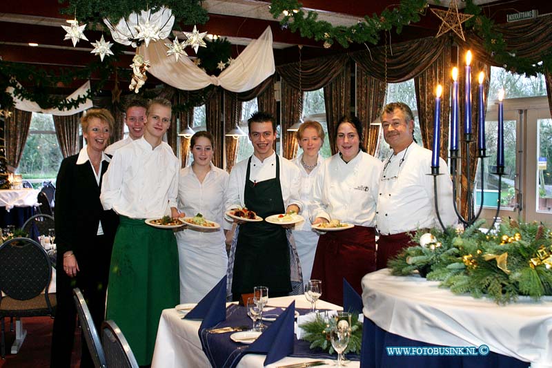 03122501.jpg - FOTOOPDRACHT:Dordrecht:25-12-2003:werkende mensen in de Horica met kerst zoals in het wantypaviljoen van links naar rechts Jacqueline,kees,Gijsbert,Renee,Dennis,Marjan,Annelies,pietDeze digitale foto blijft eigendom van FOTOPERSBURO BUSINK. Wij hanteren de voorwaarden van het N.V.F. en N.V.J. Gebruik van deze foto impliceert dat u bekend bent  en akkoord gaat met deze voorwaarden bij publicatie.EB/ETIENNE BUSINK