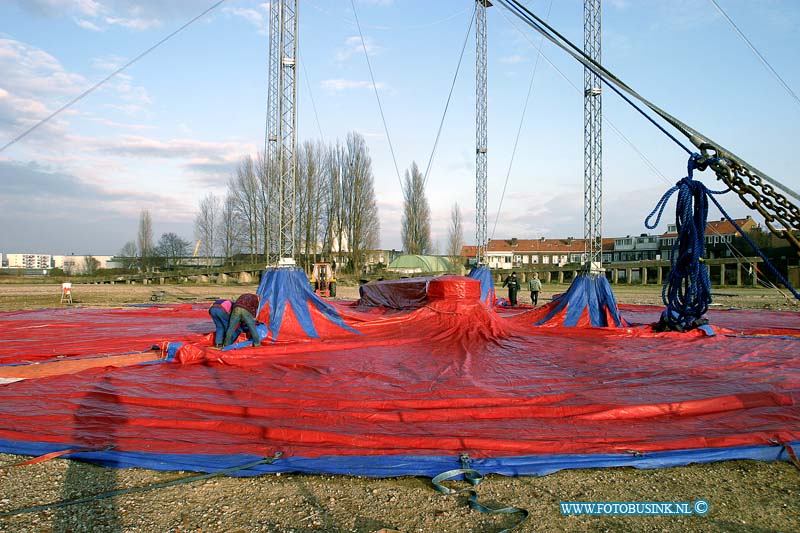 04120312.jpg - FOTOOPDRACHT:Dordrecht:03-12-2004: Het in aanbouw zijn de Winter circus royal op het evenemententerrein aan de Maasstraat (Stadswerven). op bouw tent met kas wagen en reclame verlichtingDeze digitale foto blijft eigendom van FOTOPERSBURO BUSINK. Wij hanteren de voorwaarden van het N.V.F. en N.V.J. Gebruik van deze foto impliceert dat u bekend bent  en akkoord gaat met deze voorwaarden bij publicatie.EB/ETIENNE BUSINK