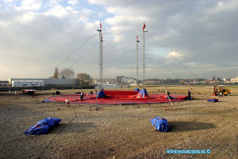 04120313.jpg - FOTOOPDRACHT:Dordrecht:03-12-2004: Het in aanbouw zijn de Winter circus royal op het evenemententerrein aan de Maasstraat (Stadswerven). op bouw tent met kas wagen en reclame verlichtingDeze digitale foto blijft eigendom van FOTOPERSBURO BUSINK. Wij hanteren de voorwaarden van het N.V.F. en N.V.J. Gebruik van deze foto impliceert dat u bekend bent  en akkoord gaat met deze voorwaarden bij publicatie.EB/ETIENNE BUSINK